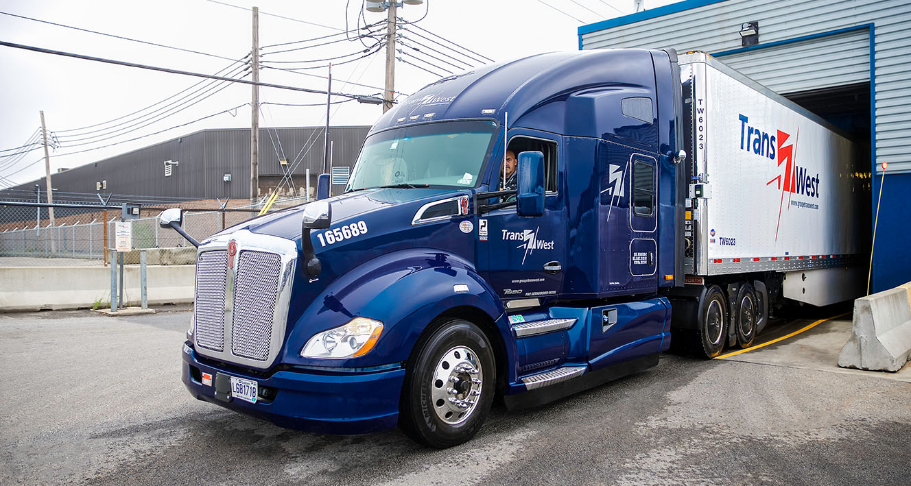 Kenworth T680 Unloading trailer